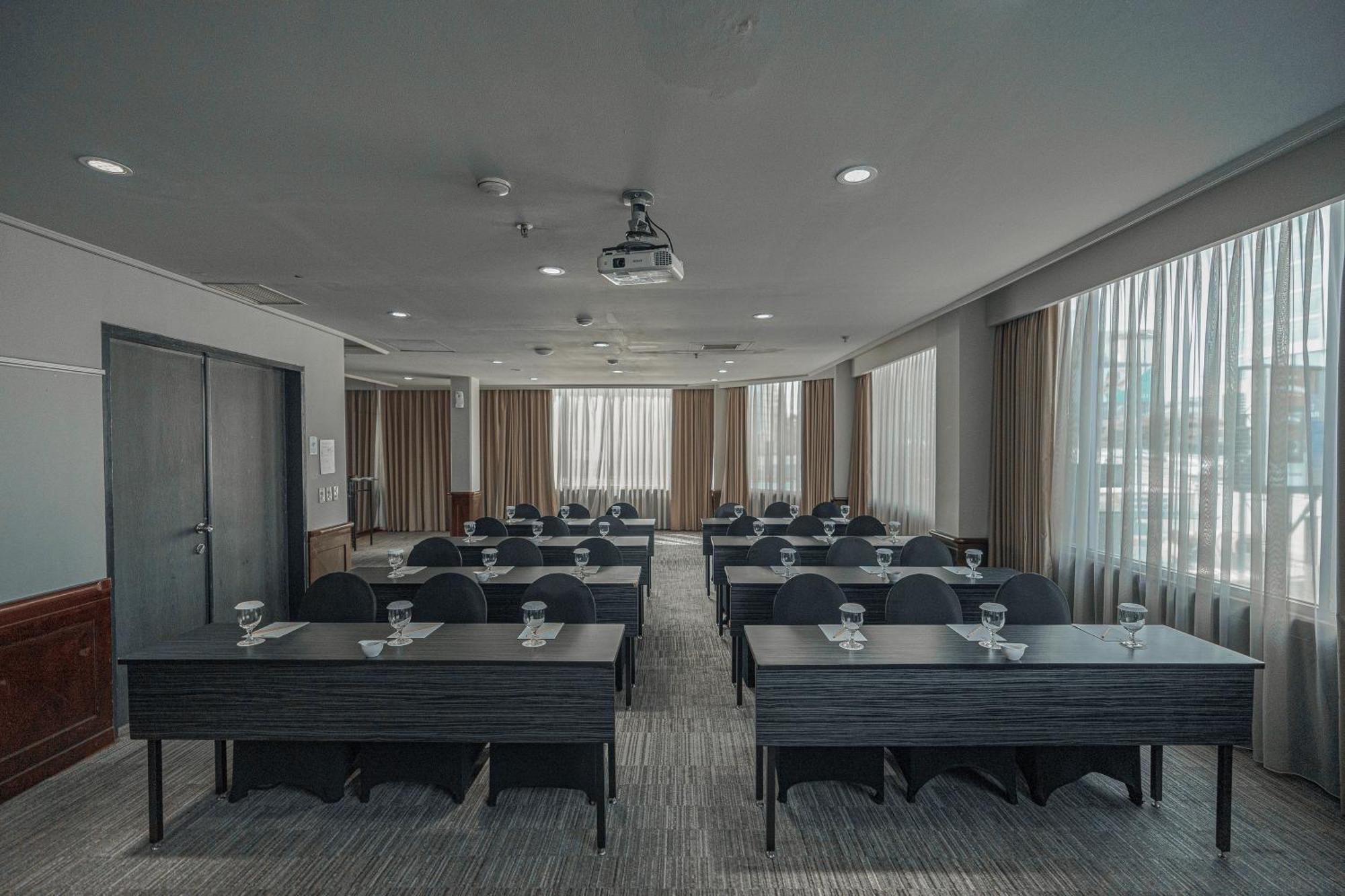 Hotel Kimaya Slipi Jakarta By Harris Extérieur photo